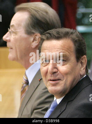 (Afp) - l'image montre le chancelier allemand Gerhard Schroeder (R) et Franz Müntefering (L), président de la SPD Parti sociaux démocrates allemands, avant le début de la conférence de presse à Berlin, le mardi, 05 juillet 2005. Schroeder et Müntefering a informé les représentants de la presse à propos de t Banque D'Images