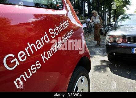 (Afp) - un rouge Volkswagen (VW) Polo avec l'écriture 'Schroeder doit rester Chancelier' sur qu'il est en face de la Willy-Brandt-Haus, siège du parti SPD, à Berlin, le lundi, 04 juillet 2005. La partie administration est actuellement en train de discuter le programme électoral du SPD pour la réélection possible o Banque D'Images