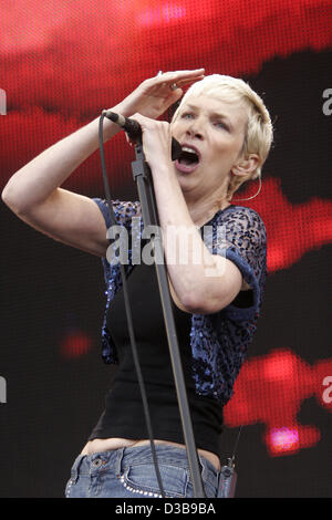 (Afp) - La chanteuse pop britannique Annie Lennox joue sur la scène pendant le concert Live 8 à Londres samedi 02 juillet 2005. Banque D'Images