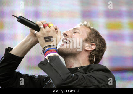 (Afp) - Chris Martin de Coldplay joue sur la scène duirng le concert Live 8 à Londres, 02 juillet 2005. Banque D'Images