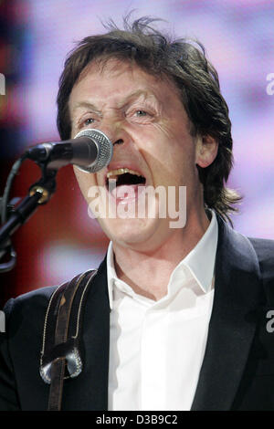 (Afp) - Paul McCartney joue sur la scène avec le groupe Coldplay (pas en photo) pendant le concert Live 8 à Londres, 02 juillet 2005. Banque D'Images