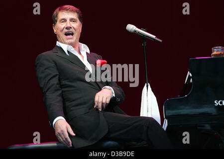 (Afp) - le chanteur allemand Udo Juergens joue sur la scène lors de son concert en plein air au bord de l'Elbe à Dresde, Allemagne, 02 juillet 2005. Banque D'Images