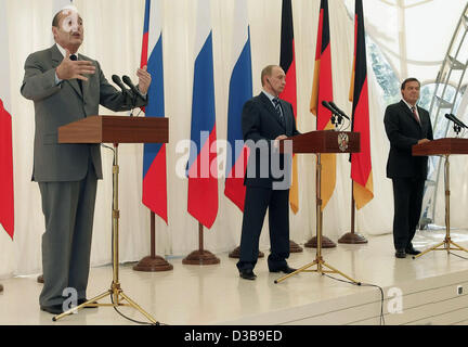(Afp) - Le président russe Vladimir Poutine (C), le chancelier allemand Gerhard Schroeder (R), et le président français Jacques Chirac la parole au cours d'une conférence de presse à Minsk, en Russie, le dimanche 3 juillet 2005. Banque D'Images