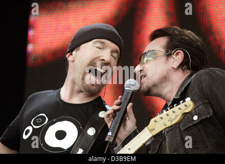 (Afp) - Bono (R) et le guitariste le bord du groupe rock U2 effectuer pendant le concert Live 8 à Hyde Park à Londres, Angleterre, le 2 juillet 2005. Le concert, qui a eu lieu simultanément dans de nombreuses villes du monde dont Paris, Berlin, Philadelphie et à Rome, vise à attirer l'attention sur la pauvreté dans le monde Banque D'Images