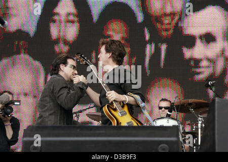 (Afp) - Bono (L) de la British groupe rock U2 et Paul McCartney effectuer pendant le concert Live 8 à Hyde Park à Londres, Angleterre, le 2 juillet 2005. Le concert, qui a eu lieu simultanément dans de nombreuses villes du monde dont Paris, Berlin, Philadelphie et à Rome, vise à attirer l'attention sur la pauvreté dans le monde Banque D'Images