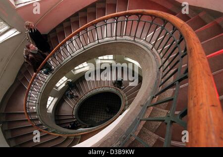 (Afp) - L'escalier de l'immeuble principal de l'Université Bauhaus de Weimar me rappelle d'un escargot-shell ou une spirale, 10 décembre 1996. Le bâtiment Art nouveau de 1911 par Henry van der Velde a été déclaré site du patrimoine mondial de l'Unesco en 1996. Banque D'Images