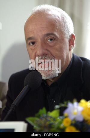 (Afp) - La photo de l'auteur brésilien Paulo Coelho lors d'une conférence de presse à Munich, le 6 novembre 2002. Le soir Coelho sera décerné le Prix international du livre 2002 Corine pour son livre "L'Alchimiste : une fable sur la suite de votre rêve' ('El Alquimista : Una Fabula para Seguir Tus Suenos"). Banque D'Images