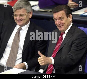 (Afp) - le chancelier Gerhard Schroeder (R) et le ministre des Affaires étrangères, Joschka Fischer sont souriants au cours du débat sur le budget au Bundestag (Chambre basse du parlement allemand), Berlin, 4 décembre 2002. Dans son discours, Schroeder a attaqué l'opposition et a annoncé de nouvelles réformes concernant l'emploi Banque D'Images