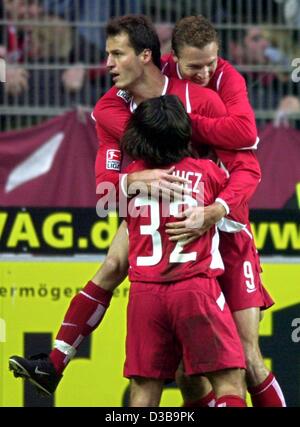 (Afp) - L'attaquant tchèque Kaiserslautern Vratislav Lokvenc (C) se réjouit avec ses coéquipiers, Jose Manuel Dominquez (bas/Portugal) et Christian Timm (haut) après avoir marqué le premier but à la 15e minute du match de Bundesliga contre le VfL Wolfsburg 1er FC Kaiserslautern dans le Fritz-Walter-Stadium, Ka Banque D'Images