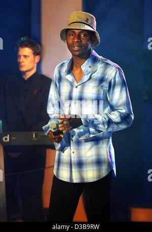(Afp) - Baiyewu Tunde, chanteur du groupe pop britannique, que l'on voit la famille phare lors d'une répétition générale de l''Stars gala SIDA 2002" à Berlin, 1 décembre 2002. À l'occasion de la Journée mondiale du sida le 1er décembre les institutions et galas à travers le monde exige une lutte contre le sida et contre Banque D'Images