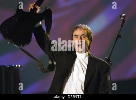 (Afp) - La star du pop irlandais Chris de Burgh en photo au cours de l'émission de télévision allemande "Verstehen Sie Spass ?' (prenez-vous une blague ?), dans Offenbach, Allemagne, 30 novembre 2002. DeBurgh est actuellement en tournée en Europe avec son nouvel album 'Tout est dans le choix du moment'. Banque D'Images