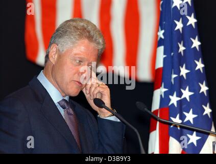 (Afp) - Le président Bill Clinton, photographié lors d'un discours à Munich, le 4 octobre 2002. Banque D'Images