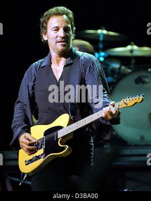 (Afp) - La star du rock Bruce Springsteen se produit sur scène à Berlin, 20 octobre 2002. Le concert, qui a duré près de trois heures, a été son seul concert en Allemagne cet automne. Pendant le concert 'The Boss' a également présenté son nouvel album 'The Rising', qui traite des conséquences de la Banque D'Images