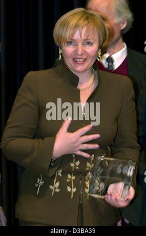 (Afp) - Lyudmila Poutina, l'épouse du Président russe Vladimir Poutine, tient dans ses mains le Jacob-Grimm-prix qu'elle a reçu pour son engagement envers la langue allemande en Russie, dans la région de Kassel, Allemagne, 19 octobre 2002. En ce moment quatre millions d'élèves apprennent l'allemand en Russie, ce qui est plus que dans Banque D'Images