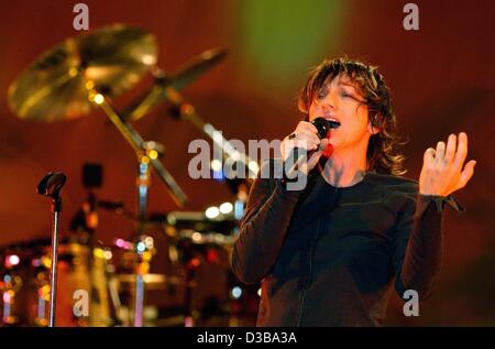 (Afp) - La chanteuse rock italienne Gianna Nannini chante dans le premier concert de sa tournée en Allemagne, Mainz, Allemagne, 17 octobre 2002. Née en 1956 elle a eu son plus gros succès avec des chansons comme "Bello E Impossibile', 'Nord' et 'I Maschi'. Après avoir terminé sa thèse de doctorat, elle a maintenant un nouvel albu Banque D'Images