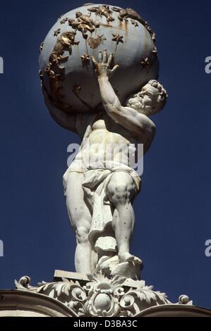 (Afp) - La sculpture du titan Atlas portant le globe au sommet de la façade principale du château de Linderhof en Bavière (non daté) de filer. Le monde entier est décoré d'étoiles d'or et les signes du zodiaque. Banque D'Images