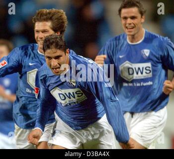 (Afp) - l'Bochum Dariusz Wosz (L) et Martin Meichelbeck (R) courir derrière buteur Vahid Hashemian (C) lors de match de football de la Bundesliga contre VfL Bochum VfL Wolfsburg à Bochum, Allemagne, 20 octobre 2002. Le match s'est terminé 4:2 (1:2) pour Bochum. Banque D'Images