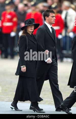 (Afp) - les frères et Sœurs et Nicolas Juliana Guillermo, les enfants de la princesse Christina, sœur de la Reine Beatrix des Pays-Bas, arriver à la Nieuwe Kerk (nouvelle église) à Delft pour assister aux obsèques du Prince Claus des Pays-Bas, 15 octobre 2002. Le Prince Claus est décédé le 6 octobre 2002 à l'âge o Banque D'Images