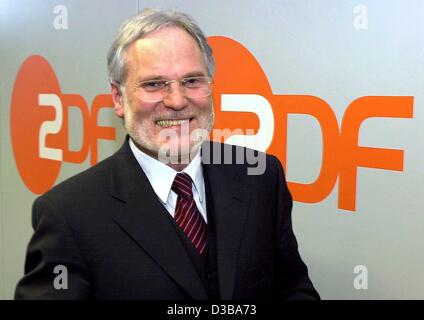 (Afp) - Markus Schaechter, directeur général de la station de télévision publique allemande ZDF, représenté à l'avant de la ZDF logo après son élection au poste de directeur à l'administration centrale de la ZDF à Mayence, en Allemagne, 9 mars 2002. Le 52-year-old a été avec la ZDF depuis 1981. Après avoir dirigé la planification et éditoriales différentes Banque D'Images