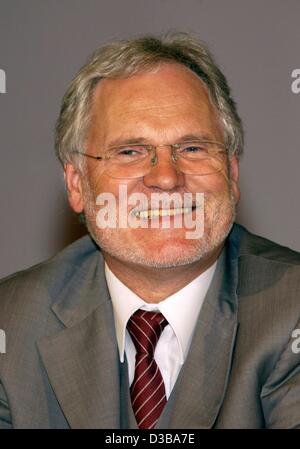 (Afp) - Markus Schaechter, directeur général de la station de télévision publique allemande ZDF, photographié après un contrôle de la presse en Allemagne, Reinbek, 18 septembre 2002. Banque D'Images