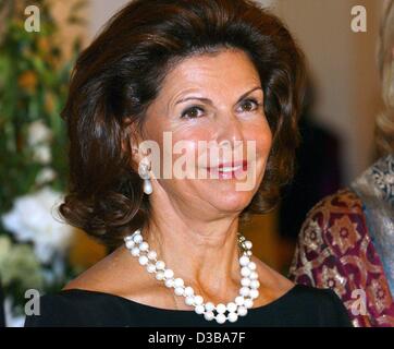 (Afp) - La Reine Silvia de Suède à un gala de bienfaisance de la Fondation Mentor international à Berlin, 12 octobre 2002. Banque D'Images