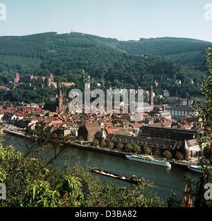 (Afp) - un filer non datée montre une vue sur la ville de Heidelberg et la ruine du château d'Heidelberg à Heidelberg, Allemagne. Banque D'Images