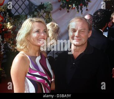 (Dpa) - acteur autrichien Klaus Maria Brandauer pose avec sa petite amie Uta Gruenberger avant les Emmy Awards à Los Angeles, le 10 septembre 2000. Klaus Maria Brandauer, né comme Klaus Steng le 22 juin 1944 à Alt Aussee, en Autriche, étudie le théâtre à Stuttgart, Allemagne. Il a commencé en tant qu'acteur Banque D'Images