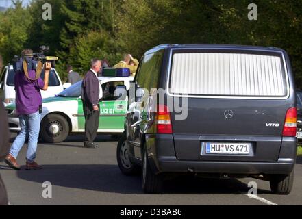 (Afp) - un corbillard est à un barrage de police, où le cadavre de l'lié kidnappé Jakob von Metzler, le fils d'une importante famille de banquiers, a été trouvé, près de Rabenstein, près de Francfort, Allemagne, 1 octobre 2002. Le garçon de 11 ans a été enlevé le 27 septembre sur son chemin de retour de l'école. Il w Banque D'Images
