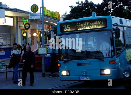 (Afp) - Un bus de la ligne 35 s'arrête à l'arrêt de bus arrêt où Jakob von Metzler, le fils d'une importante famille de banquiers, a été vu pour la dernière fois, Frankfurt-Sachsenhausen, 30 septembre 2002. Le garçon de 11 ans a été enlevé le 27 septembre sur son chemin de retour de l'école. Il a été vu pour la dernière fois à un arrêt de bus à proximité de son domicile. Banque D'Images