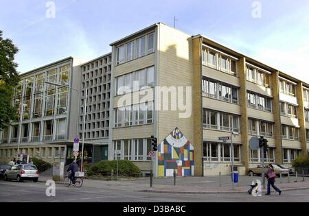(Afp) - Une vue de la Carl-Schurz-Highschool, l'école de Jakob von Metzler, le fils d'une importante famille de banquiers, à Francfort, 1 octobre 2002. Le garçon de 11 ans a été enlevé le 27 septembre sur son chemin de retour de l'école. Il a été vu pour la dernière fois à un arrêt de bus à proximité de son domicile. Les parents de l'enfant ont payé un sur Banque D'Images