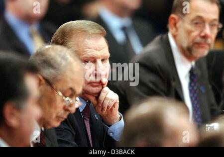 (Afp) - Le président ukrainien Leonid Koutchma (C) sur la photo de l'avant de la deuxième journée de réunion au sommet de l'OTAN à Prague, Tchéquie, 22 novembre 2002. Sur la droite le chef de la diplomatie européenne Javier Solana. En dépit de ne pas être invités, Koutchma est venu à Prague pour rejoindre le Ukraininan commission. Les relations de l'OTAN à Banque D'Images