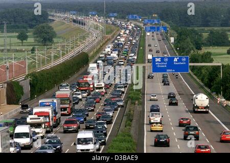 (Afp) - A 20 km de long embouteillage a été causée par un accident sur l'autoroute A3 près de Rüsselsheim, Allemagne, 13 juin 2001. Banque D'Images