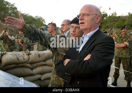 (Afp) - L'Allemand Le lieutenant Frank Wolf informe le ministre allemand de la défense Peter Struck (R) sur la mission militaire de la KFOR dans Erebino, Macédoine, 31 août 2002. Frappé, qui sert en tant que ministre de la Défense depuis le 25 juillet 2002, est de poursuivre son travail dans la nouvelle législature, il a été signalé le 16 octobre 20 Banque D'Images