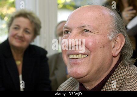 (Afp) - L'écrivain hongrois Imre Kertesz sourit à Berlin, 10 octobre 2002. Dans l'arrière-plan son épouse Magda. L'Assemblée Nobel en Suède a annoncé le 10 octobre que le prix Nobel de littérature 2002 est à attribuer à la survivante de l'Holocauste "pour l'écriture qui respecte la fragilité de l'expérience de la Banque D'Images