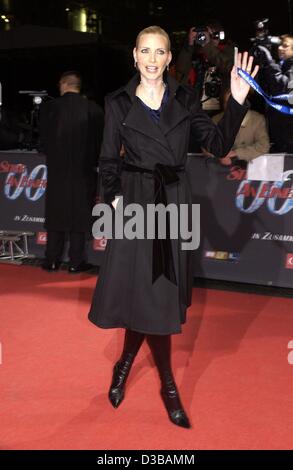 (Afp) - L'Allemand top model Nadja Auermann arrive à l'avant-première du nouveau film de James Bond 'Die Another Day' à Berlin, le 20 novembre 2002. La première allemande du 20e James Bond a été suivi par un ensemble d'étoiles. Banque D'Images