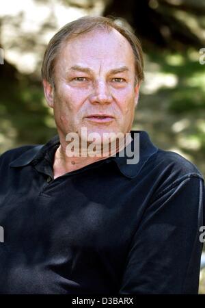 (Afp) - acteur autrichien Klaus Maria Brandauer photographié lors d'une pause pendant le tournage de 'Papa' sur l'emplacement près de Aix-en-Provence, France, le 20 juin 2002. Dans le film, en 1942, il joue le professeur Laemmle qui poursuit sur l'ordre des Nazis un garçon juif qui a accès à des comptes bancaires secrets. Klaus Banque D'Images