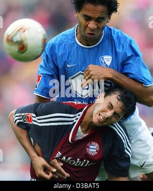 (Afp) - L'attaquant péruvien Bayern Claudio Pizarro (ci-dessous) se bat pour la balle avec Bochum's defender Anton Vriesde pendant le match de Bundesliga contre le Bayern Munich VfL Bochum à Munich, le 5 octobre 2002. Munich gagne 4:1 et reste donc en haut de la ligue table. Banque D'Images