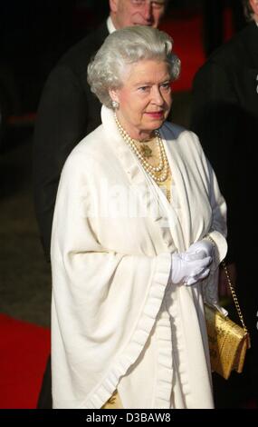 (Afp) - La reine Elizabeth II et son mari le prince Philip (couverte) arriver à la première mondiale du nouveau film de James Bond 'Die Another Day' à Londres, 18 novembre 2002. La première a eu part à la Royal Albert Hall et a été suivi par un tableau d'étoiles et de la Reine. Banque D'Images