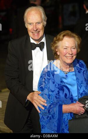 (Afp) - L'ancien producteur des Beatles Sir George Martin arrive à la première mondiale du nouveau film de James Bond 'Die Another Day' à Londres, 18 novembre 2002. La première a eu part à la Royal Albert Hall et a été suivi par un tableau d'étoiles et de la Reine. Banque D'Images