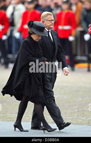 (Afp) - La princesse Margriet des Pays-Bas et son mari Pieter van Vollenhoven arrivent à la Nieuwe Kerk (nouvelle église) à Delft pour assister aux obsèques du Prince Claus des Pays-Bas, 15 octobre 2002. Le Prince Claus est décédé le 6 octobre 2002 à l'âge de 76 ans. Le mari de reine des Pays-Bas Bea Banque D'Images