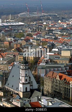 (Afp) - Une vue de l'ancienne haut bâtiment de l'université sur la ville de Leipzig, à l'Est de l'Allemagne, le 8 novembre 2002. Sur la gauche l'église de St Thomas (avant) et de la gare centrale (arrière-plan). Banque D'Images