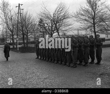 (Afp) - La garde d'honneur de la Bundeswehr sont toujours avec les armes dans leurs mains après qu'ils avaient reçu leurs certificats de droits à Andernach, Allemagne de l'Ouest, 13 janvier 1956. 450 nouveaux soldats ont été recrutés pour l'armée fédérale. Après la Seconde Guerre mondiale, une armée de l'Allemagne de l'Ouest a été formé, étape par étape, s Banque D'Images