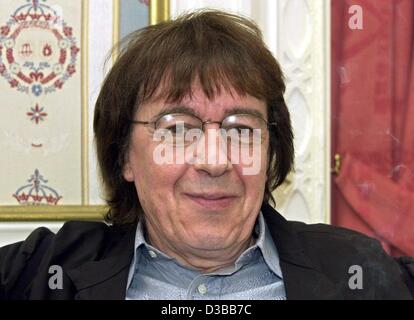 (Afp) - Bill Wyman, ex-bassiste de l 'Rolling Stones', représenté à Hambourg, le 12 novembre 2002. Wyman a dit qu'il constate une baisse des valeurs dans l'industrie de la musique : ' Les jeunes aujourd'hui sont souvent jouer de la musique pour devenir riche et célèbre. La musique elle-même vient en deuxième place. Nous voulions juste jouer. Mus Banque D'Images