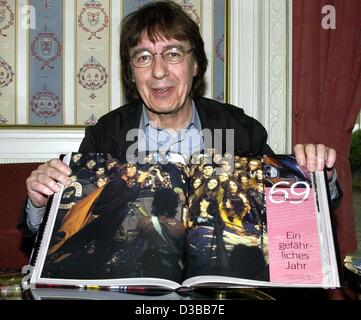 (Afp) - à l'occasion du 40e anniversaire de la "Rolling Stones, Bill Wyman, ex-bassiste de la bande, présente son livre illustré 'Rolling Stones Bill Wyman's Story' à Hambourg, le 12 novembre 2002.. Plus de 3 000 photos de ses archives privées ainsi que ses souvenirs faire un bi Banque D'Images