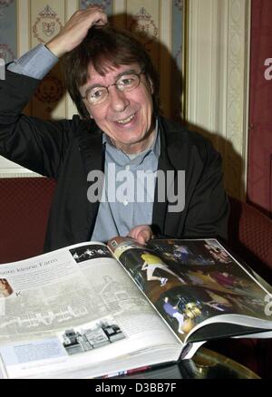 (Afp) - Bill Wyman, ex-bassiste de l 'Rolling Stones' gratte la tête comme il présente son livre illustré 'Rolling Stones Bill Wyman's Story' à Hambourg, le 12 novembre 2002. Plus de 3 000 photos de ses archives privées ainsi que ses souvenirs faire une biographie de l'hélicoptériste numéro un rock Banque D'Images