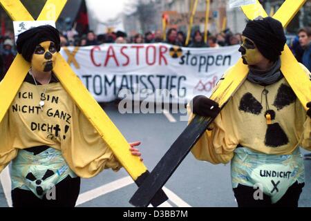 (Afp) - Deux participants d'une manifestation contre le transport actuel portent des croix jaune, le symbole de protestation contre le transport de déchets nucléaires, Lunebourg, 11 novembre 2002. La sixième et jusqu'à présent plus grande expédition de déchets nucléaires de la centrale de retraitement de La Hague, Fr Banque D'Images