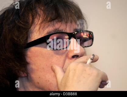 (Afp) - Bill Wyman, ex-bassiste de l 'Rolling Stones', présenté à Berlin, 13 novembre 2002. Wyman a déclaré que le jour avant il remarque une baisse des valeurs dans l'industrie de la musique : ' Les jeunes aujourd'hui sont souvent jouer de la musique pour devenir riche et célèbre. La musique elle-même vient en deuxième place. Nous avons juste wante Banque D'Images