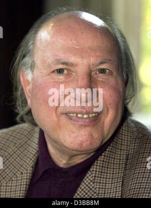 (Afp) - L'écrivain hongrois Imre Kertesz, représenté à Berlin, 10 octobre 2002. L'Assemblée Nobel en Suède a annoncé le 10 octobre que le prix Nobel de littérature 2002 est à attribuer à la survivante de l'Holocauste "pour l'écriture qui respecte l'expérience fragile de l'individu contre les barbares Banque D'Images