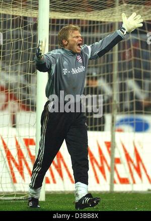 (Afp) - le gardien du Bayern, Oliver Kahn avec colère contre l'arbitre des protestations au cours de la 11e round match de Bundesliga FC Bayern Munich contre le Werder Bremen à Brême, Allemagne, 3 novembre 2002. Bayern est défait 0:2, mais reste en tête de la ligue table. Banque D'Images