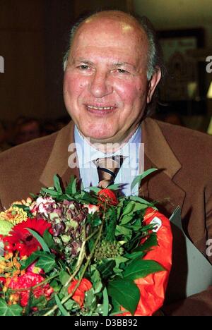 (Afp) - L'écrivain hongrois Imre Kertesz reçoit des fleurs à Berlin, 9 octobre 2002. L'Assemblée Nobel en Suède a annoncé le 10 octobre que le prix Nobel de littérature 2002 est à attribuer à la survivante de l'Holocauste "pour l'écriture qui respecte l'expérience fragile de l'individu contre le ba Banque D'Images